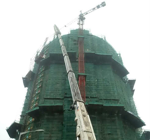 邛崃吊车在工地上作业